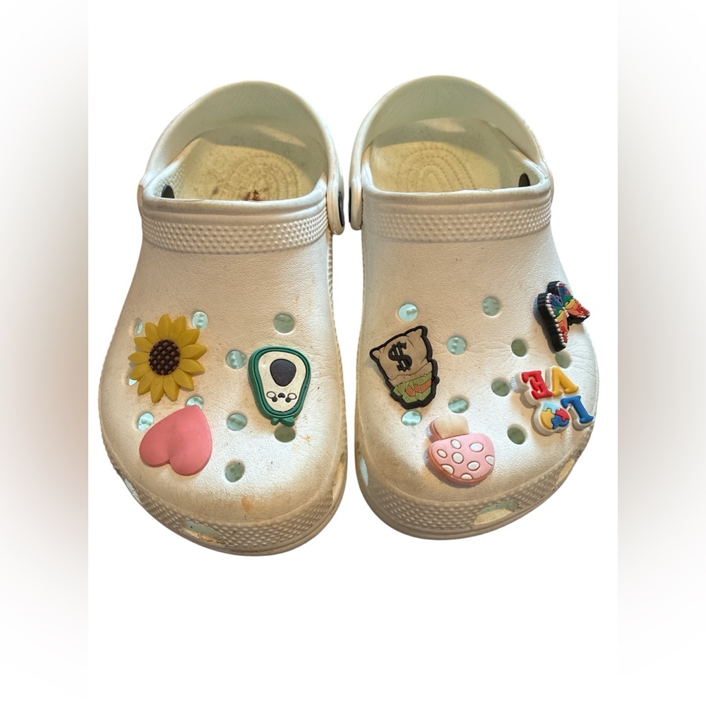 CROCS kids White classic Clogs with Colorful Charms. Size 3.